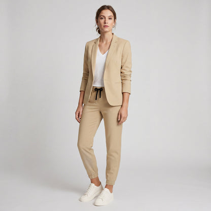 BEATRIZ | ELEGANCIA MODERNA EN UN TRAJE CÓMODO