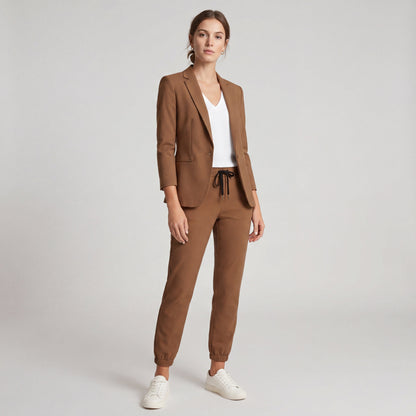 BEATRIZ | ELEGANCIA MODERNA EN UN TRAJE CÓMODO